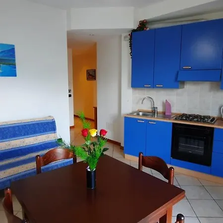 Robertalagocomo Apartman *